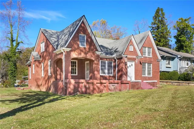 a view of a house with a yard
