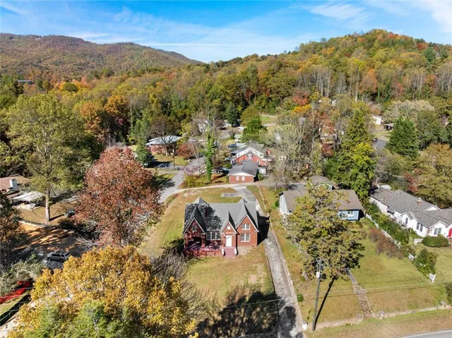 a view of a houses with a yard