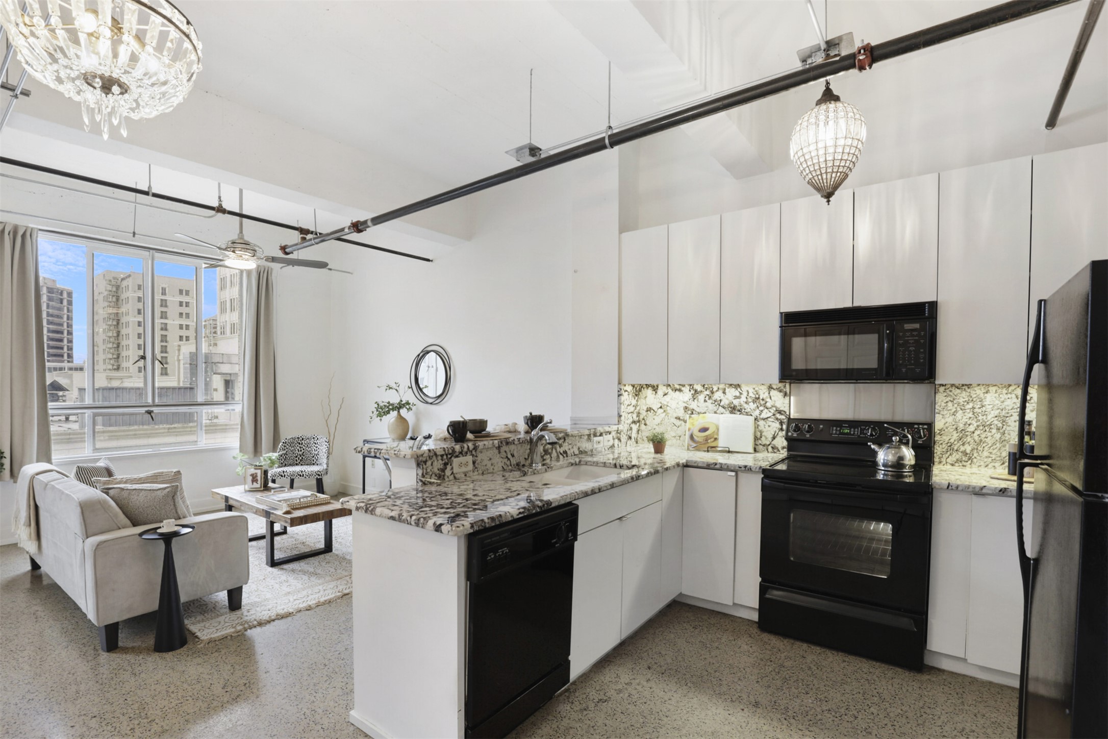 710 Colorado Street, Unit 4G Austin, TX 78701 - Photo 10 of 39 The kitchen overlooks the entire condo and offers inviting bar seating along the peninsula, perfect for entertaining and dining.