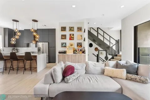 $800,000 | 835 Northeast 17th Terrace, Unit 9, Fort Lauderdale, FL 33304