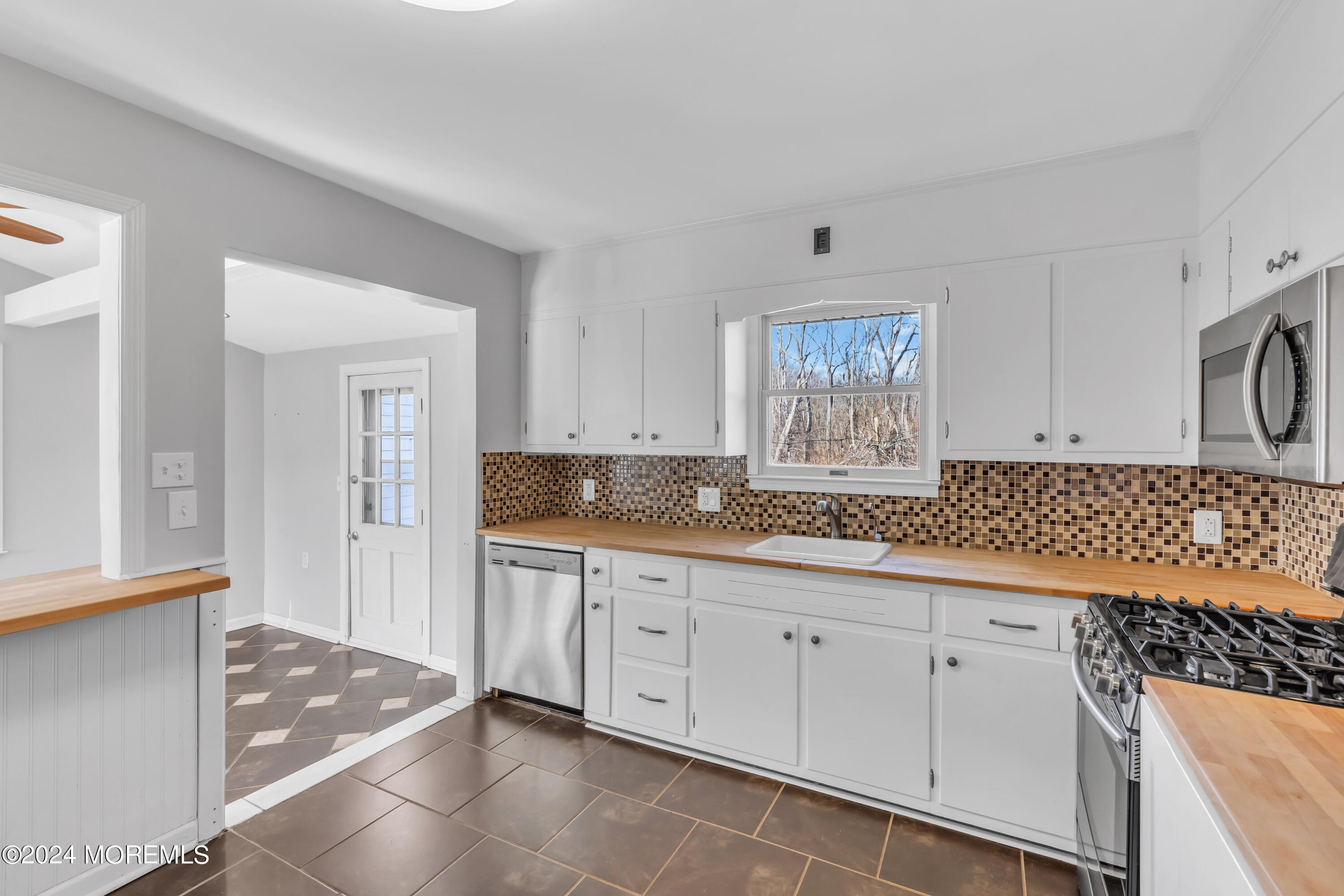 184 Burlington Path Road Cream Ridge, NJ 08514 - Photo 10 of 42 015_dsc02075