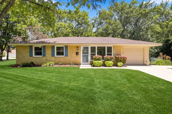 $2,600 | 924 Bradford Lane, Schaumburg, IL 60193