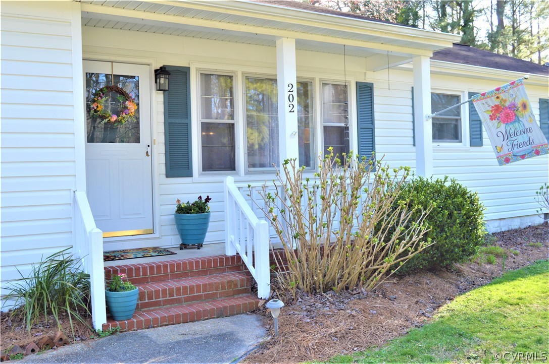 202 Riverside Drive Yorktown, VA 23692 - Photo 2 of 50 Gallery Image 2