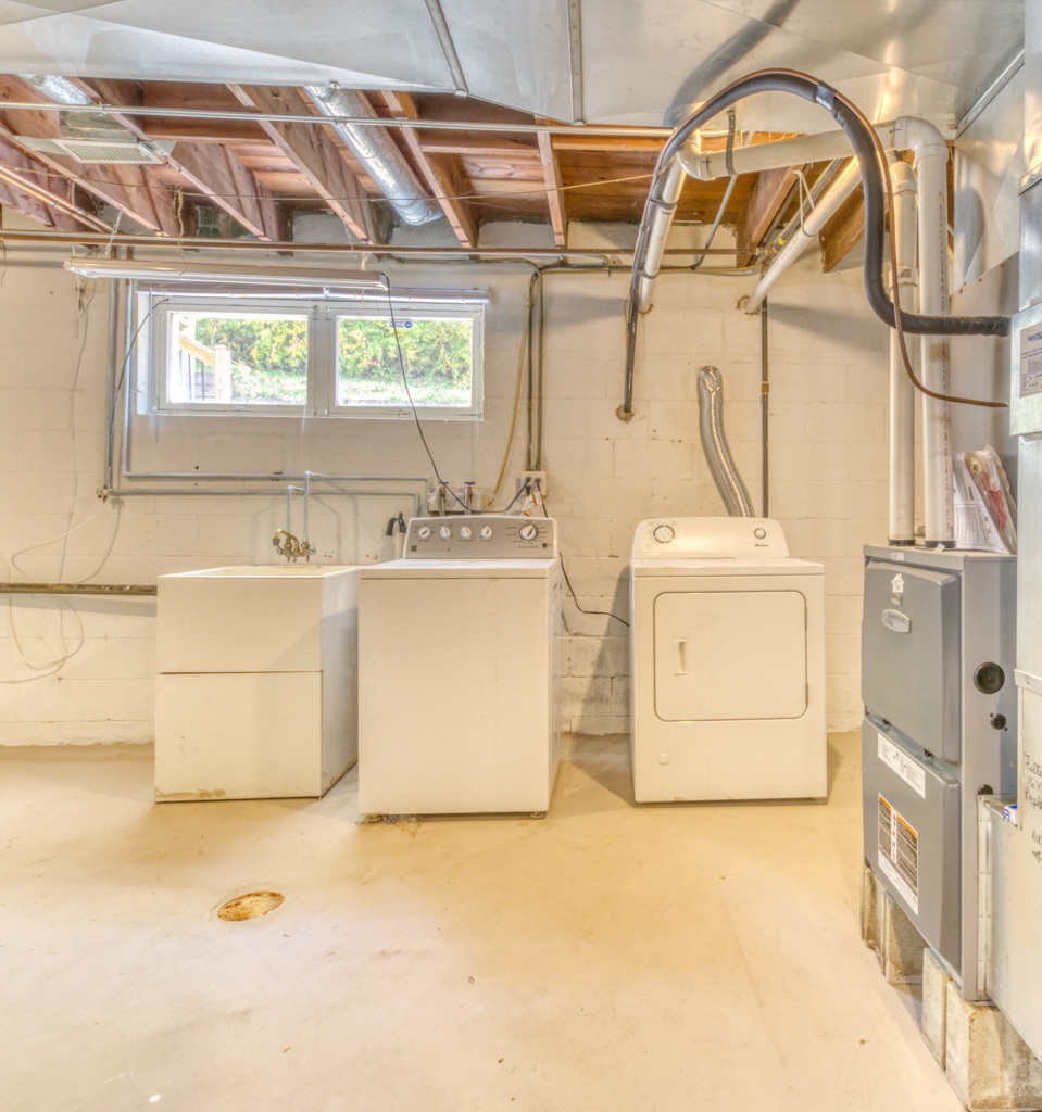 307 North Lake Street Gary, IN 46403 - Photo 34 of 38 a utility room with a washer and dryer