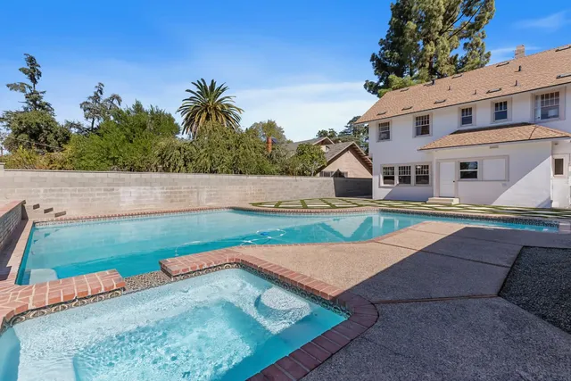 $835,000 | 1487 North Echo Avenue, Fresno, CA 93728