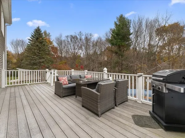 $525,000 | 4 North Meadow Lane, Charlton, MA 01507