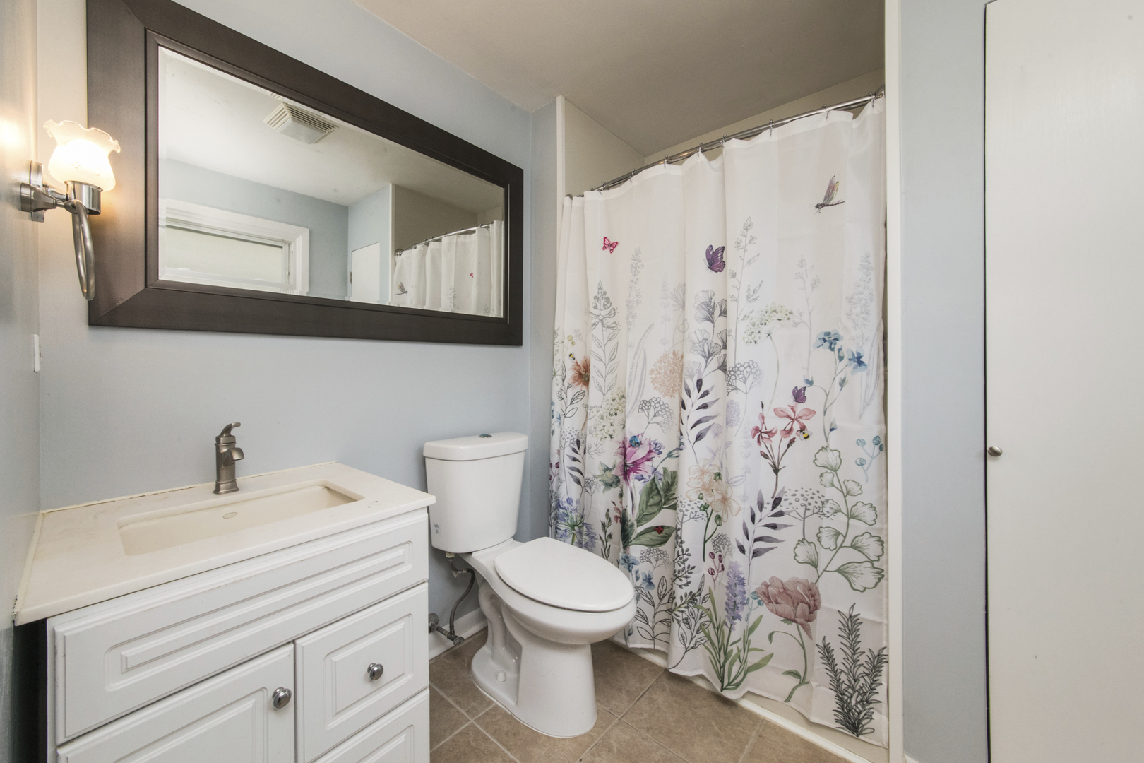 1901 Manor Lane Park Ridge, IL 60068 - Photo 12 of 18 a bathroom with a toilet sink and mirror