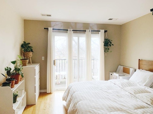 2367 Chelsea Road Northbrook, IL 60062 - Photo 6 of 8 a bedroom with a bed and a potted plant