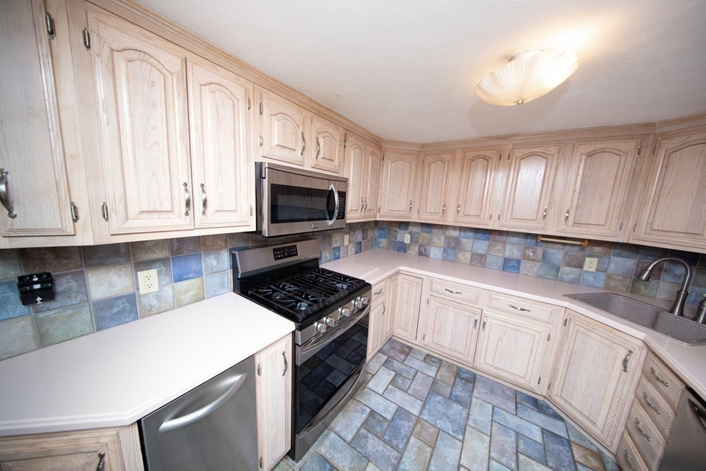 20 Governor Hutchinson Road Billerica, MA 01821 - Photo 8 of 29 Gallery Image 8