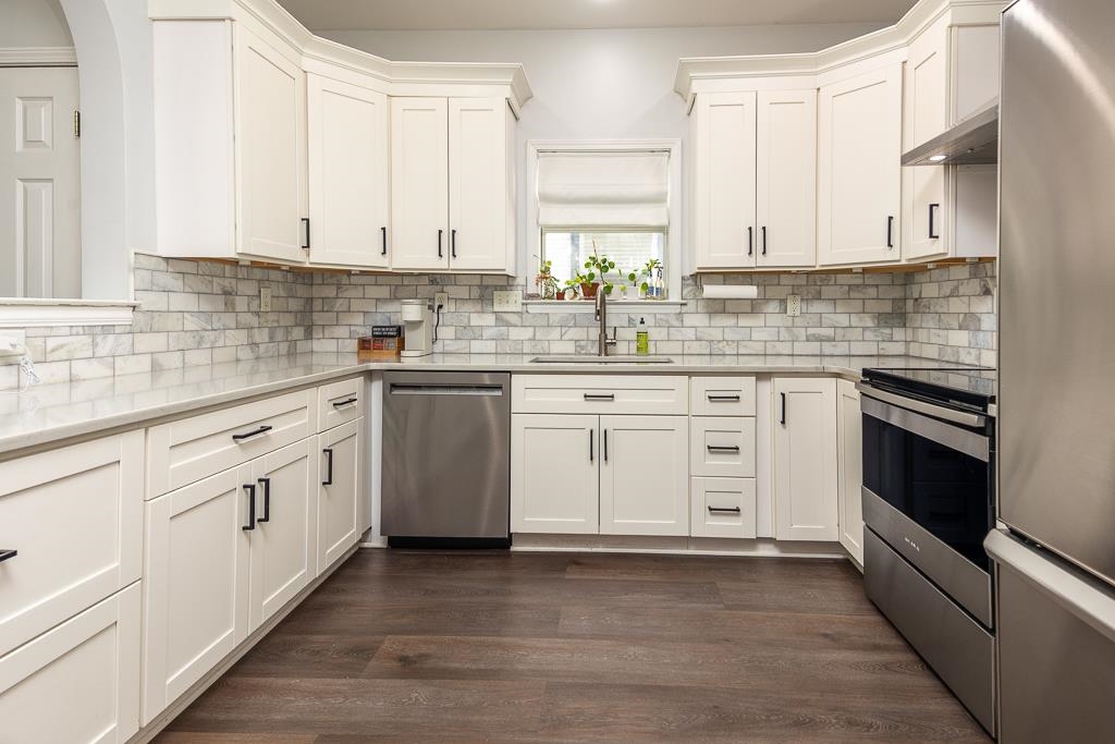 1290 Isle Pointe Drive Memphis, TN 38103 - Photo 11 of 30 a kitchen with white cabinets sink and appliances