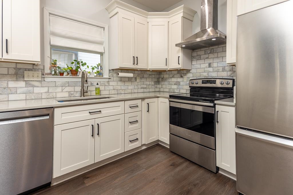 1290 Isle Pointe Drive Memphis, TN 38103 - Photo 12 of 30 a kitchen with white cabinets stainless steel appliances and sink