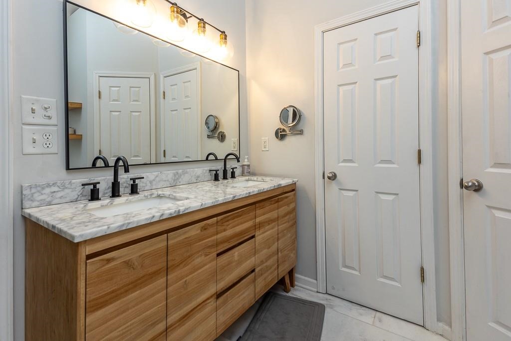 1290 Isle Pointe Drive Memphis, TN 38103 - Photo 18 of 30 a bathroom with a sink and a mirror
