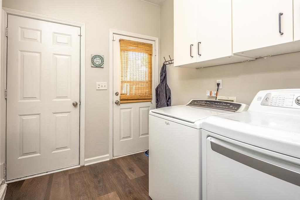 1290 Isle Pointe Drive Memphis, TN 38103 - Photo 26 of 30 a utility room with dryer and washer