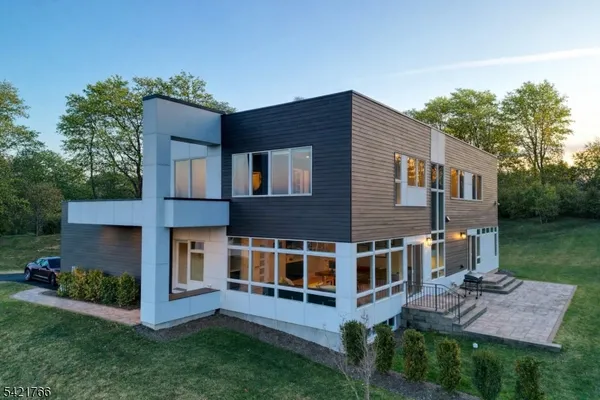 a view of a house with backyard and garden