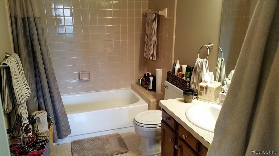1533 Colony Drive Rochester, MI 48307 - Photo 21 of 29 bath.jpg