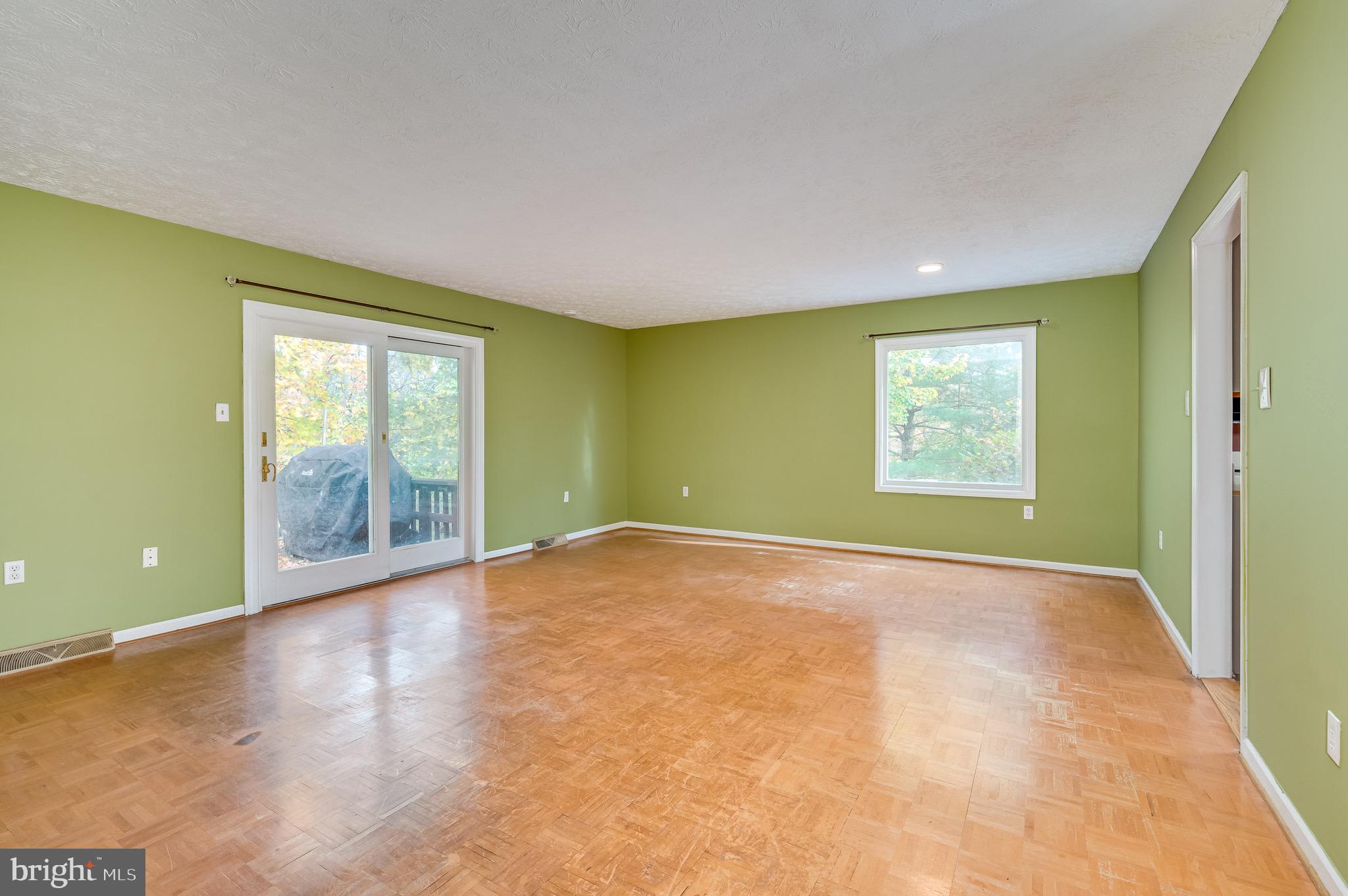 129 Longcroft Road Winchester, VA 22602 - Photo 23 of 37 Living / Dining Room