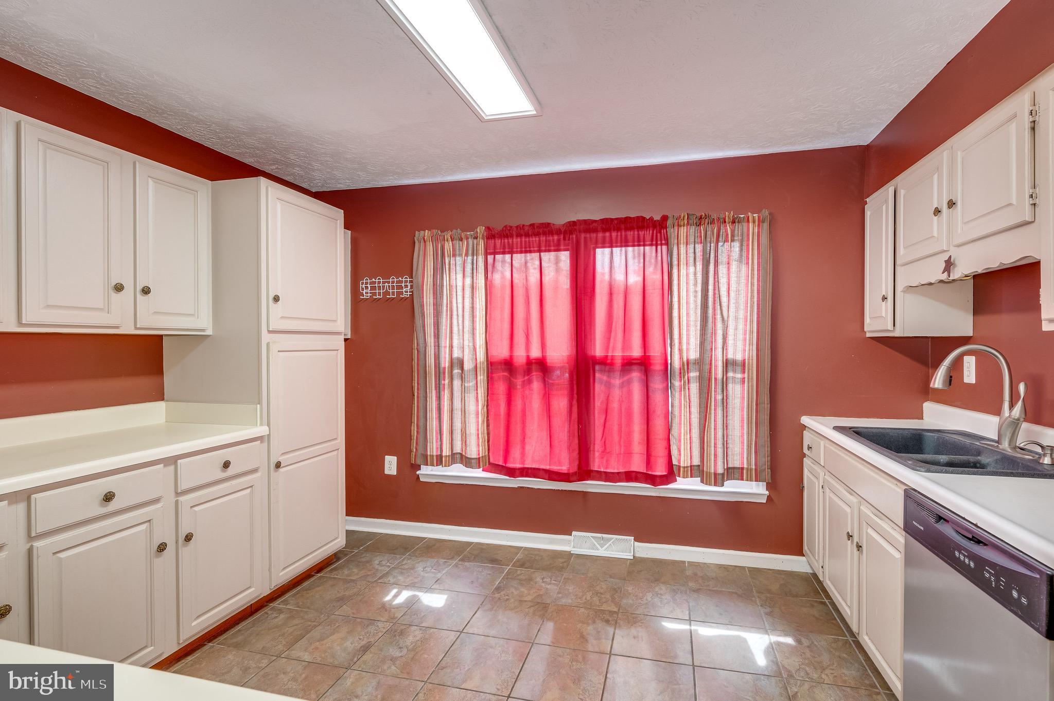 129 Longcroft Road Winchester, VA 22602 - Photo 26 of 37 Kitchen