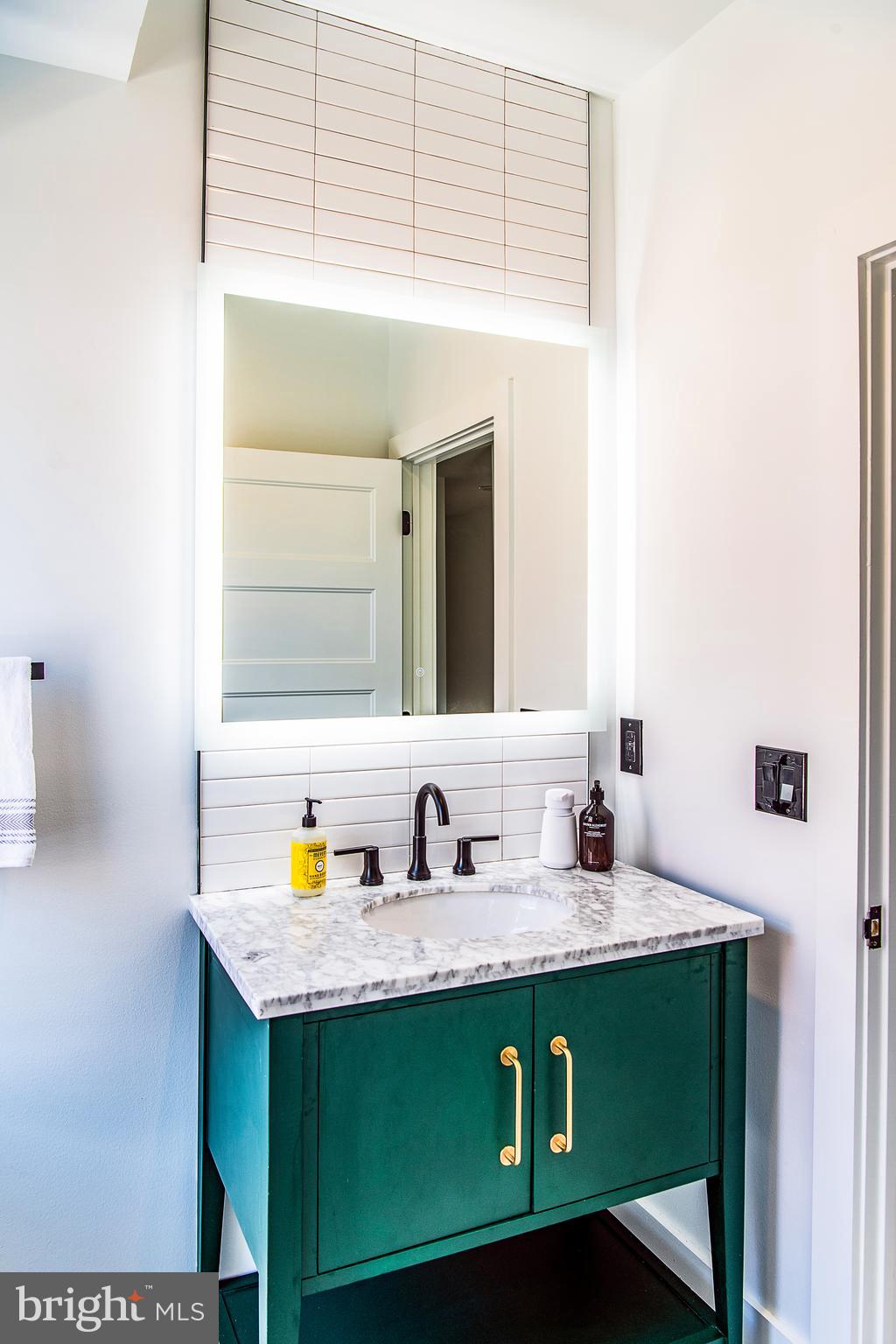 2624 Brown Street Philadelphia, PA 19130 - Photo 19 of 136