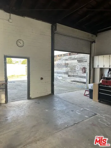 a view of livingroom with furniture