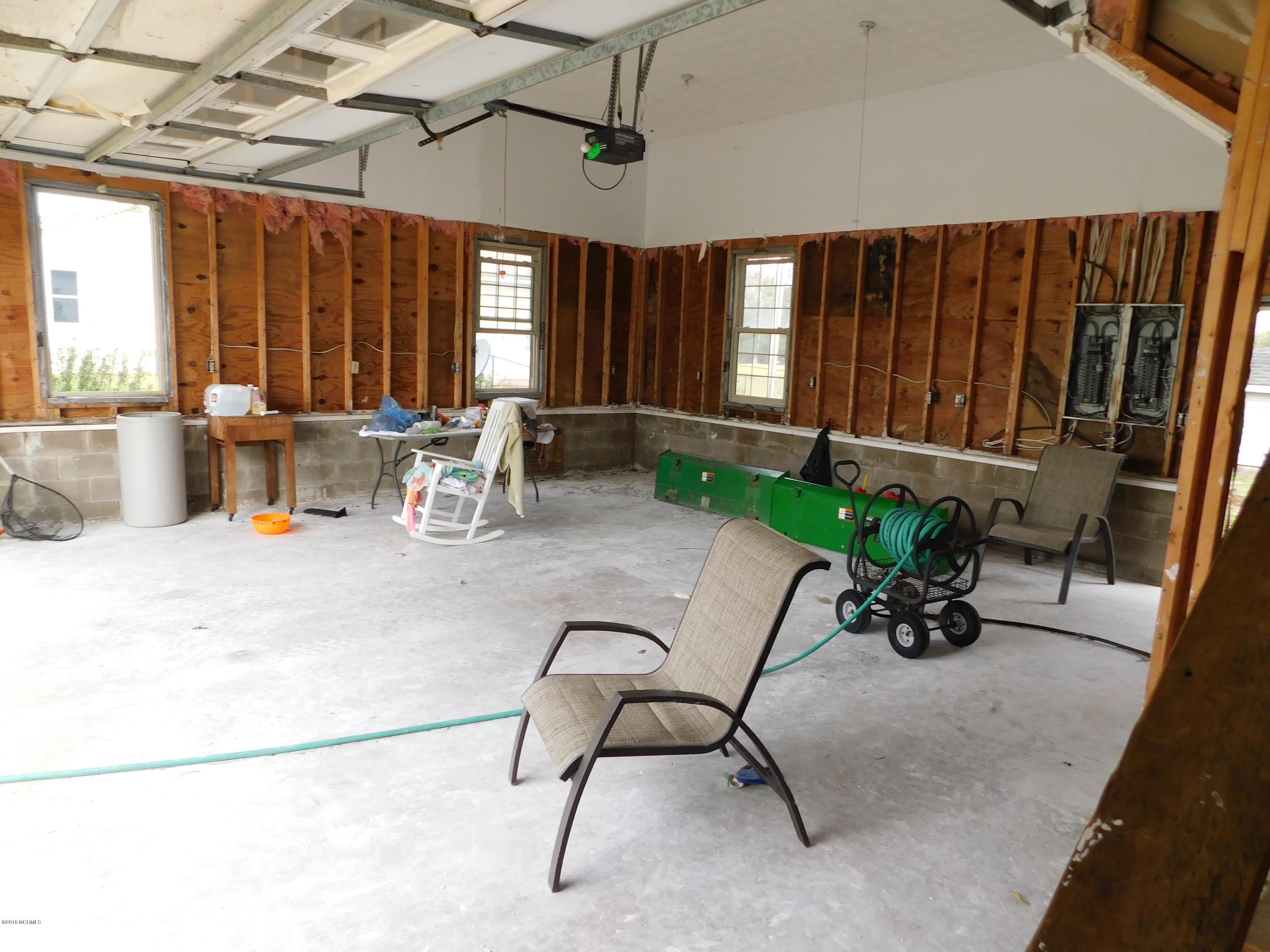672 Roberts Road Newport, NC 28570 - Photo 11 of 36 26 x 30 attached garage