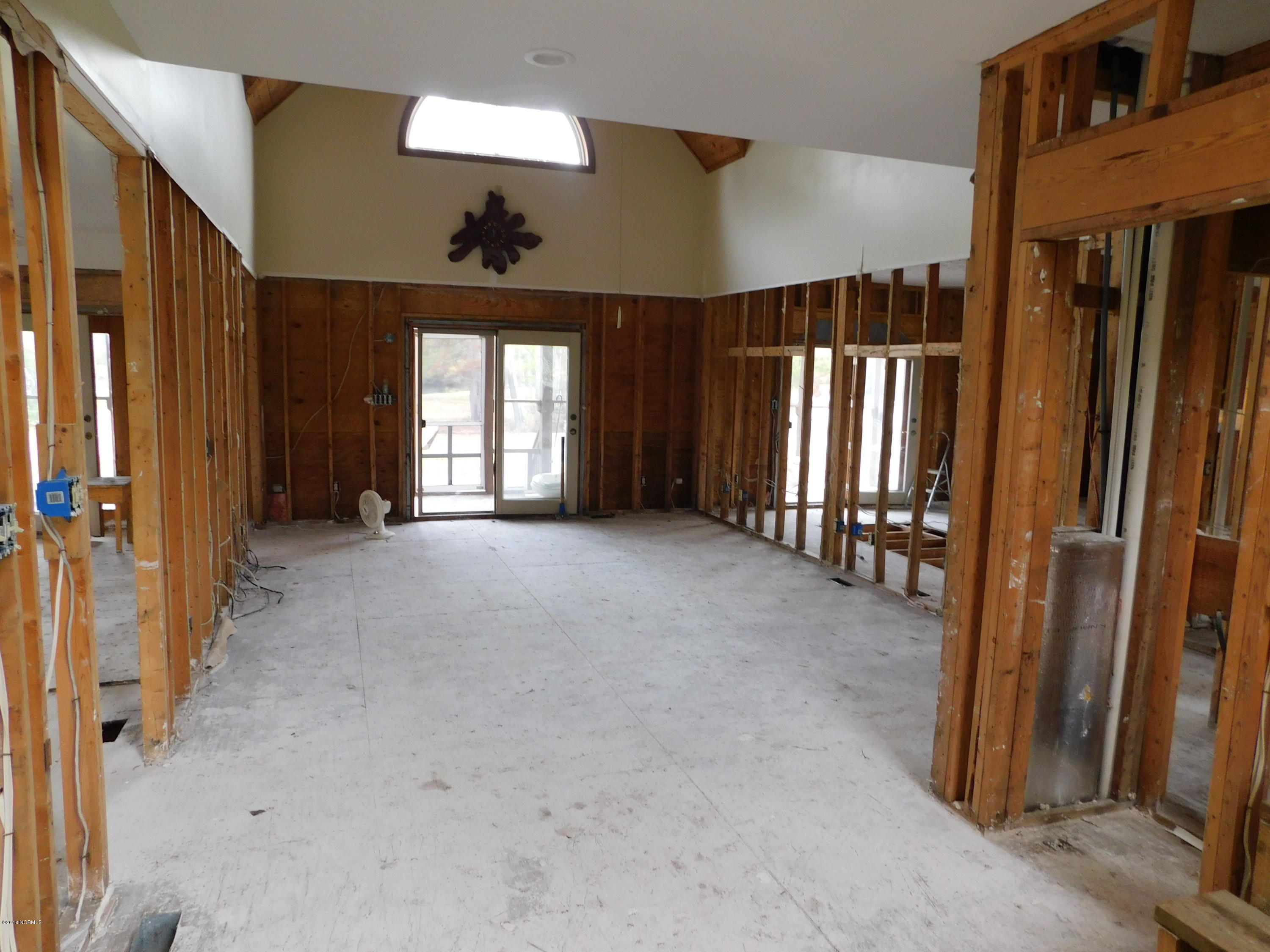 672 Roberts Road Newport, NC 28570 - Photo 13 of 36 Living room
