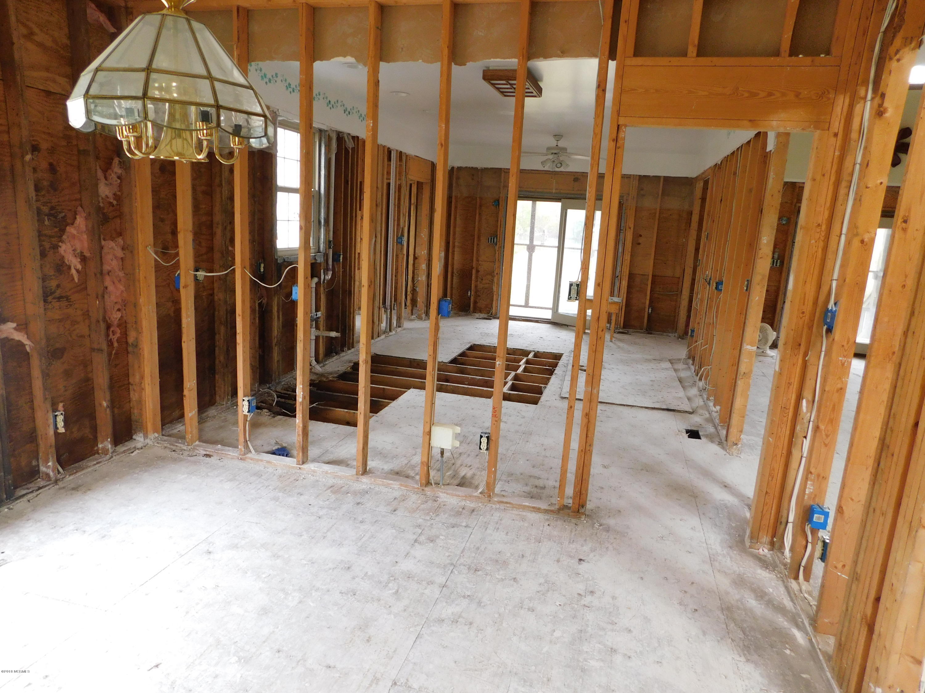 672 Roberts Road Newport, NC 28570 - Photo 14 of 36 Dining room