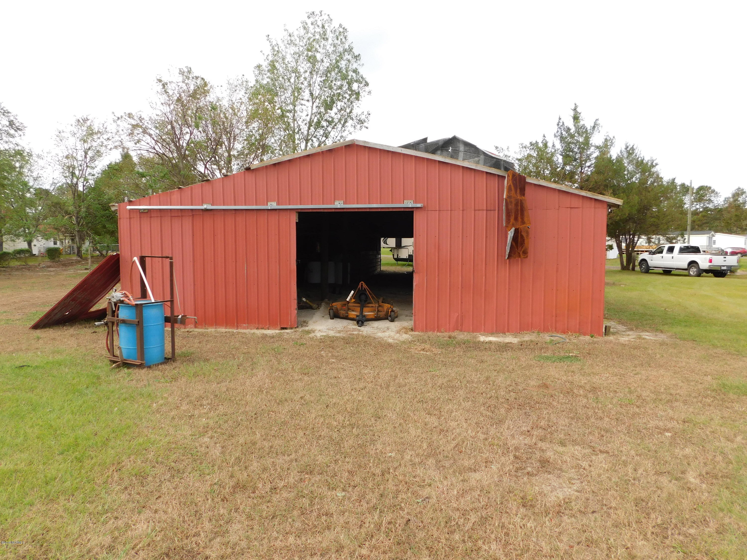 672 Roberts Road Newport, NC 28570 - Photo 27 of 36 Barn