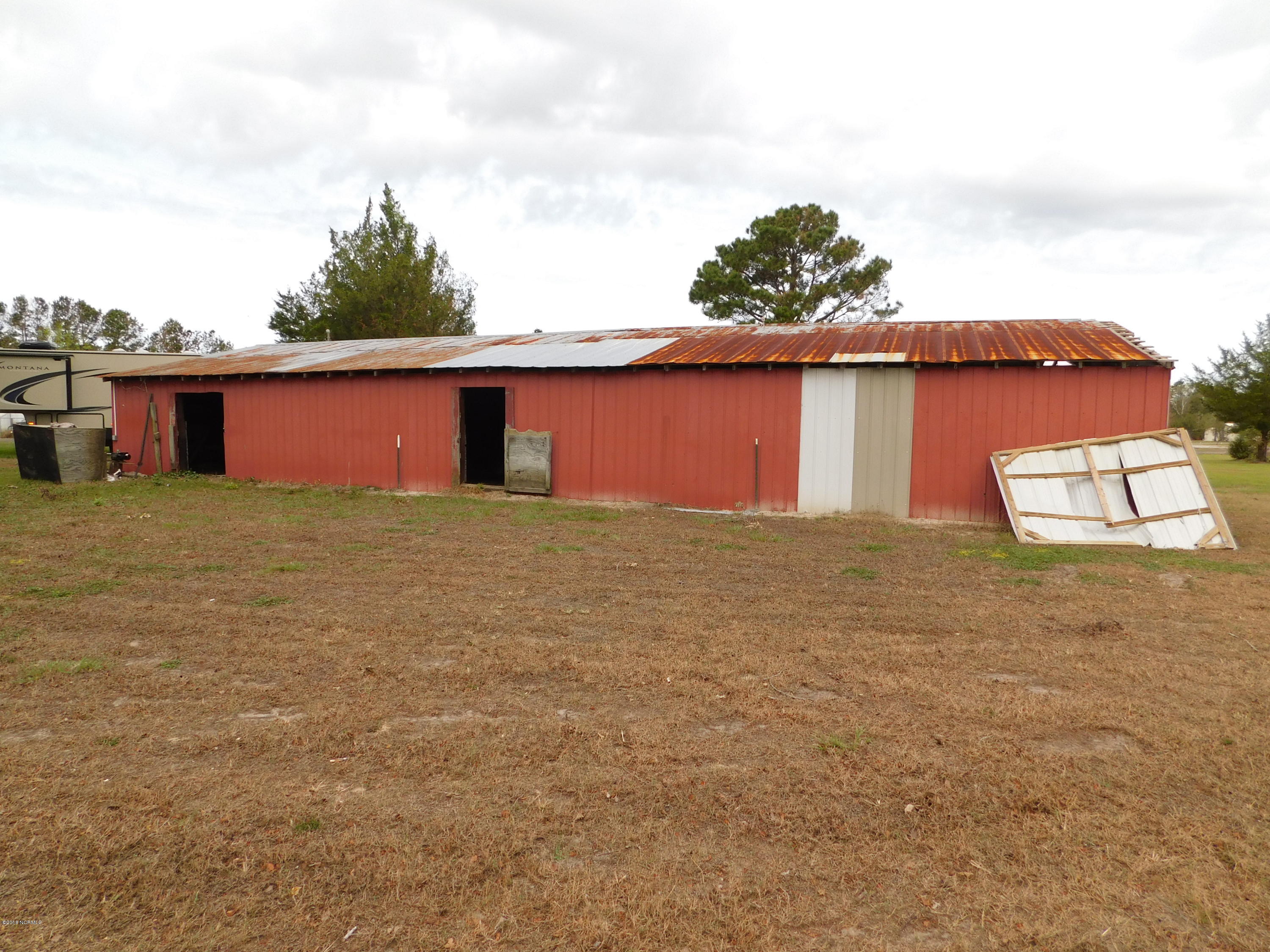 672 Roberts Road Newport, NC 28570 - Photo 28 of 36 Barn rear