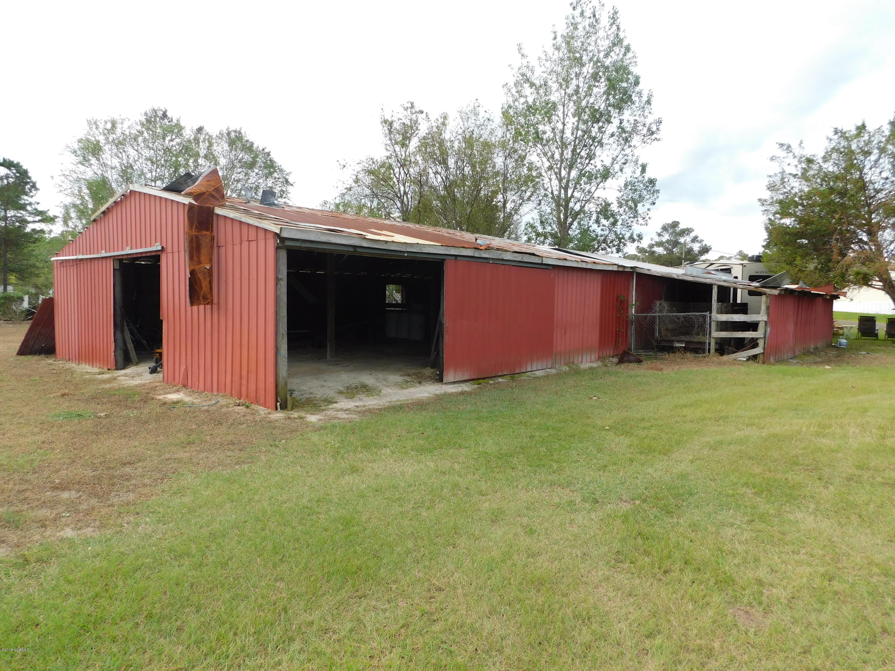 672 Roberts Road Newport, NC 28570 - Photo 35 of 36 Barn