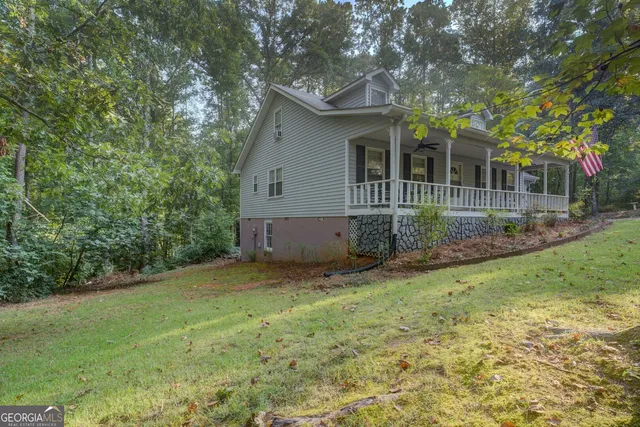 a view of a house with a yard