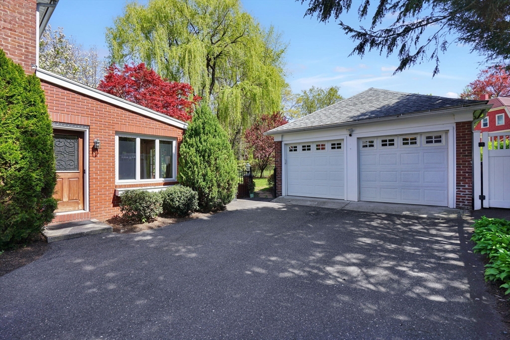 35 Shefford Street Springfield, MA 01107 - Photo 4 of 42