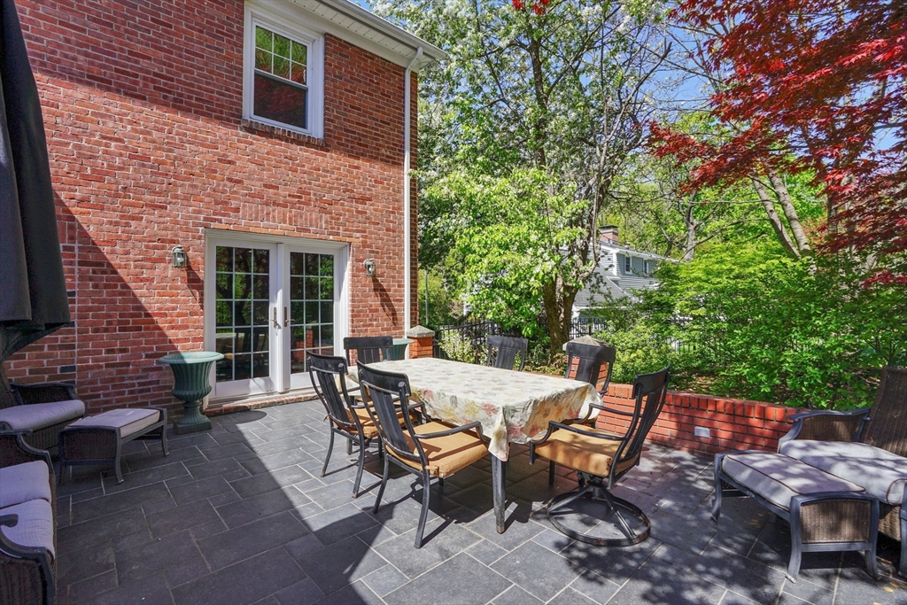 35 Shefford Street Springfield, MA 01107 - Photo 7 of 42