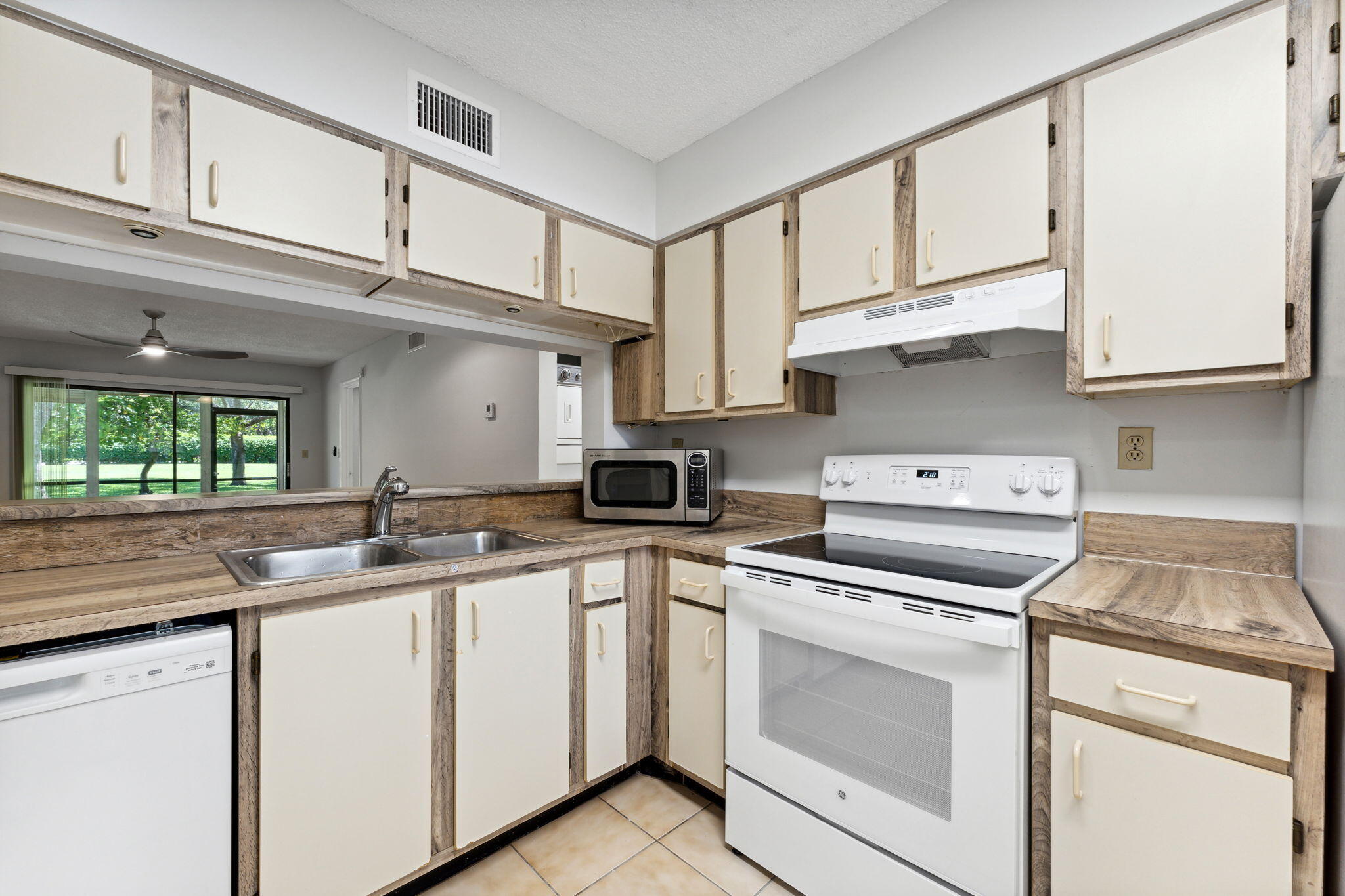 3130 Millwood Terrace, Unit 109 Boca Raton, FL 33431 - Photo 6 of 24 15-web-or-mls-DSC00328