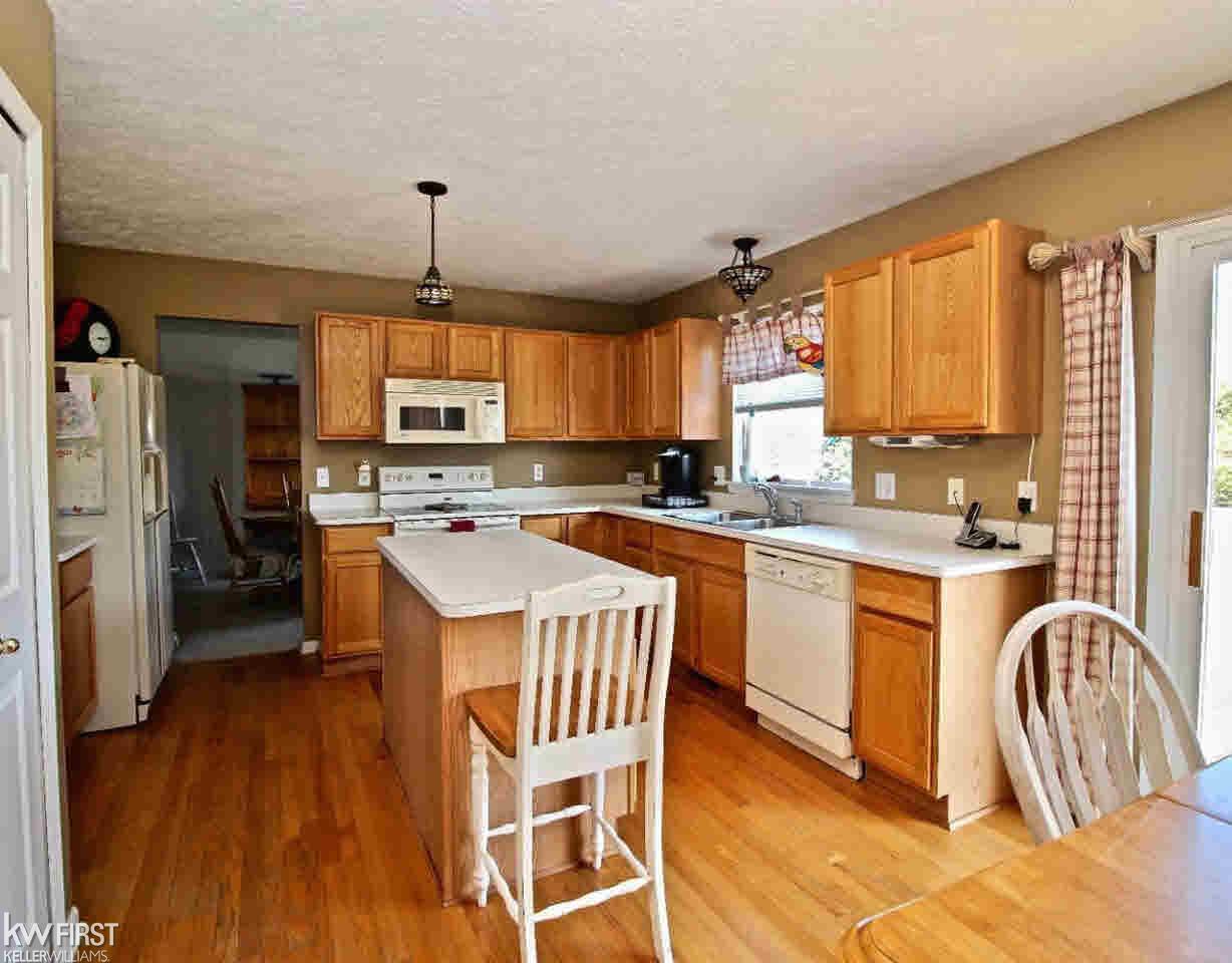 2477 Ridgewood Drive Howell, MI 48843 - Photo 4 of 53 21276147-3.JPG