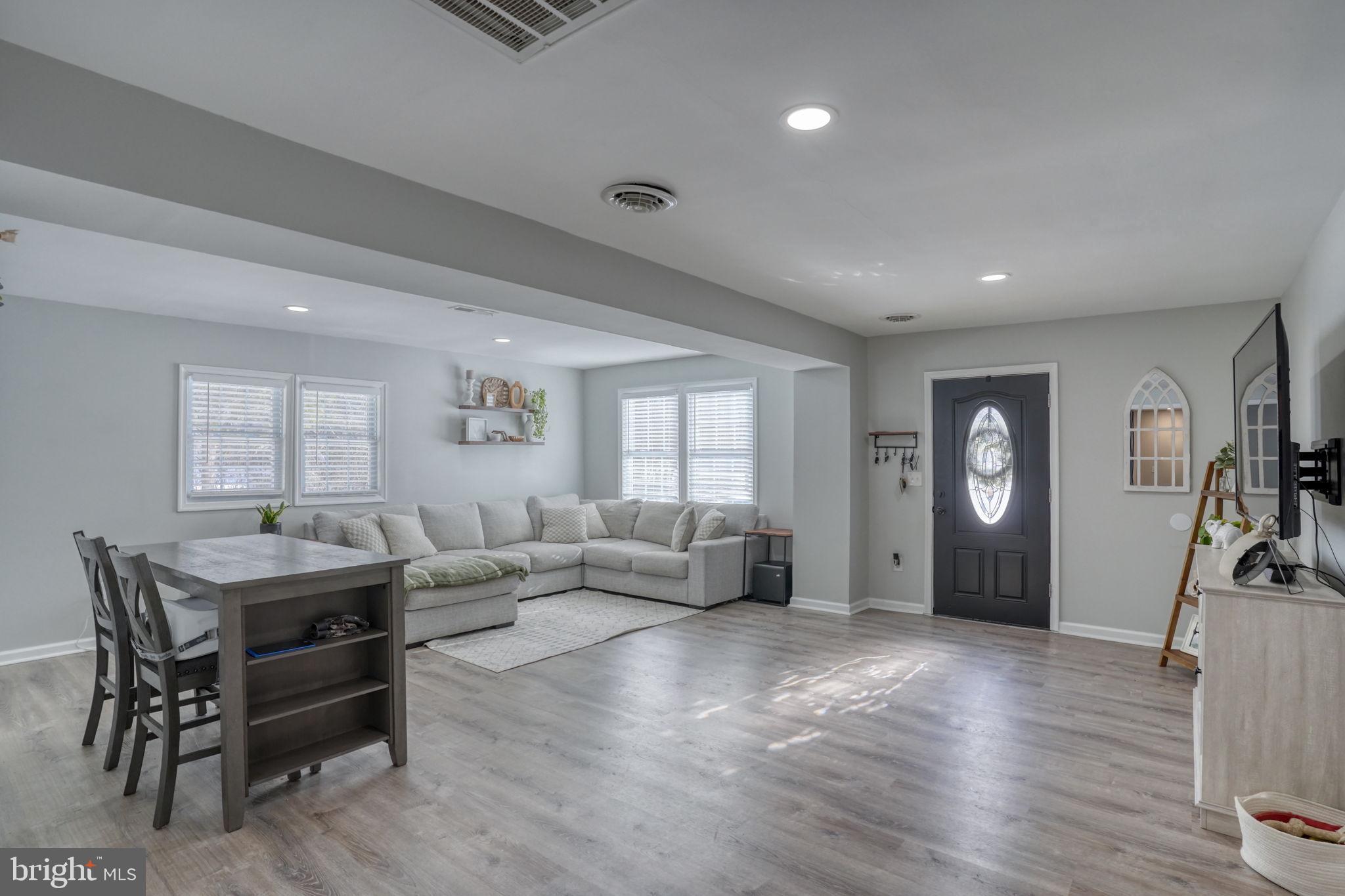 2613 Old County Road Newark, DE 19702 - Photo 20 of 50 Bright and inviting open living space.