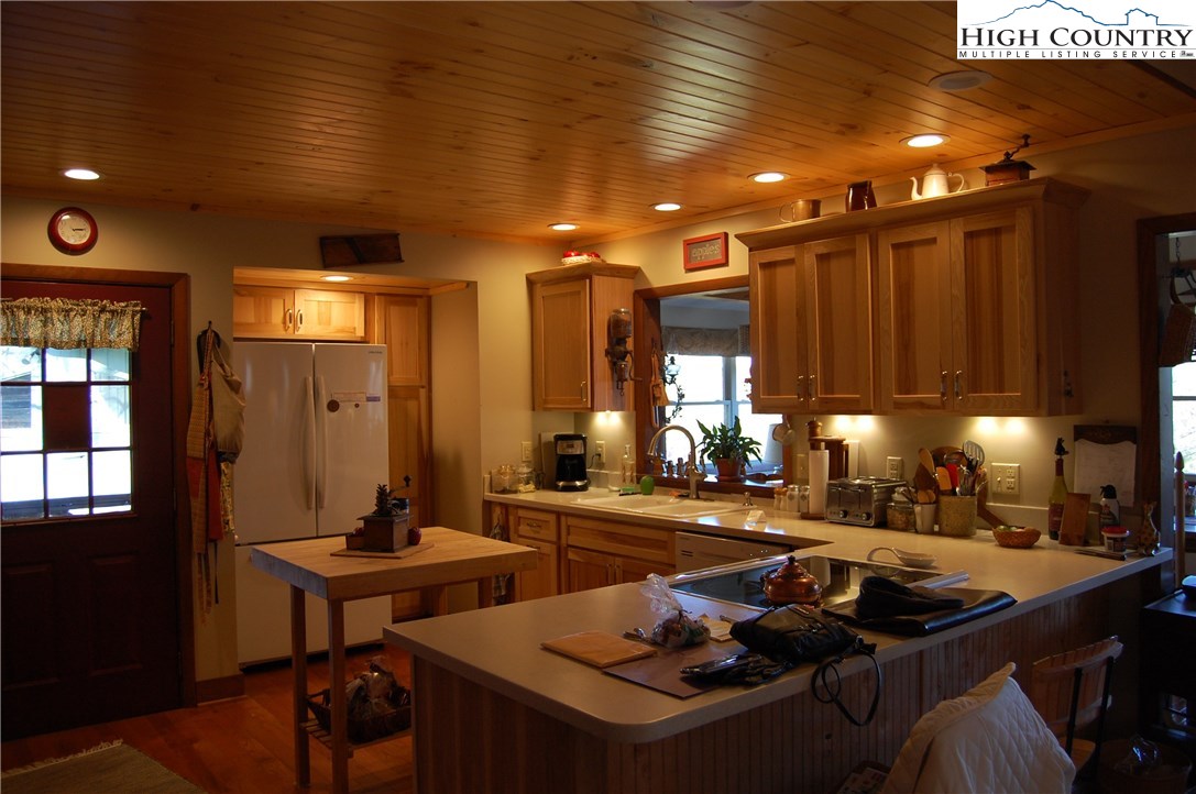267 Rhododendron Loop Newland, NC 28657 - Photo 5 of 25 Gallery Image 5