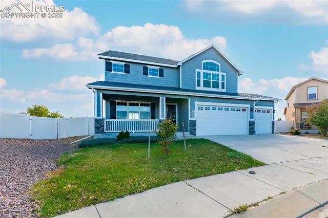 a view of a yard in front of house