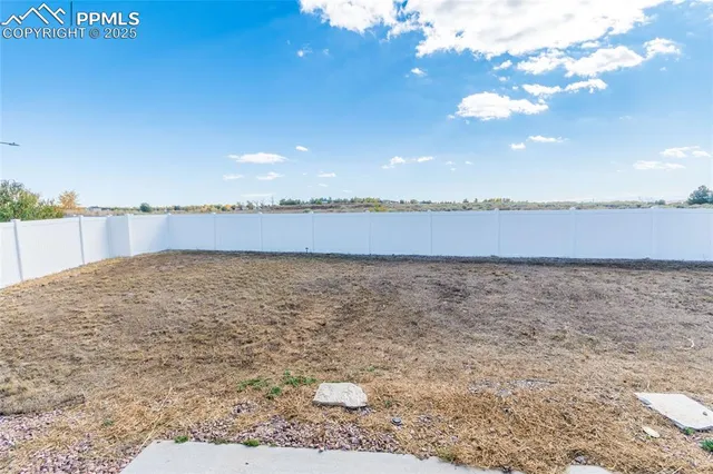 a view of backyard of the house