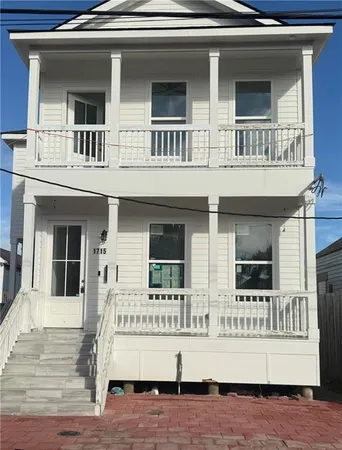 $2,100 | 1715-1717 North Robertson Street, Unit 1717, New Orleans, LA 70116