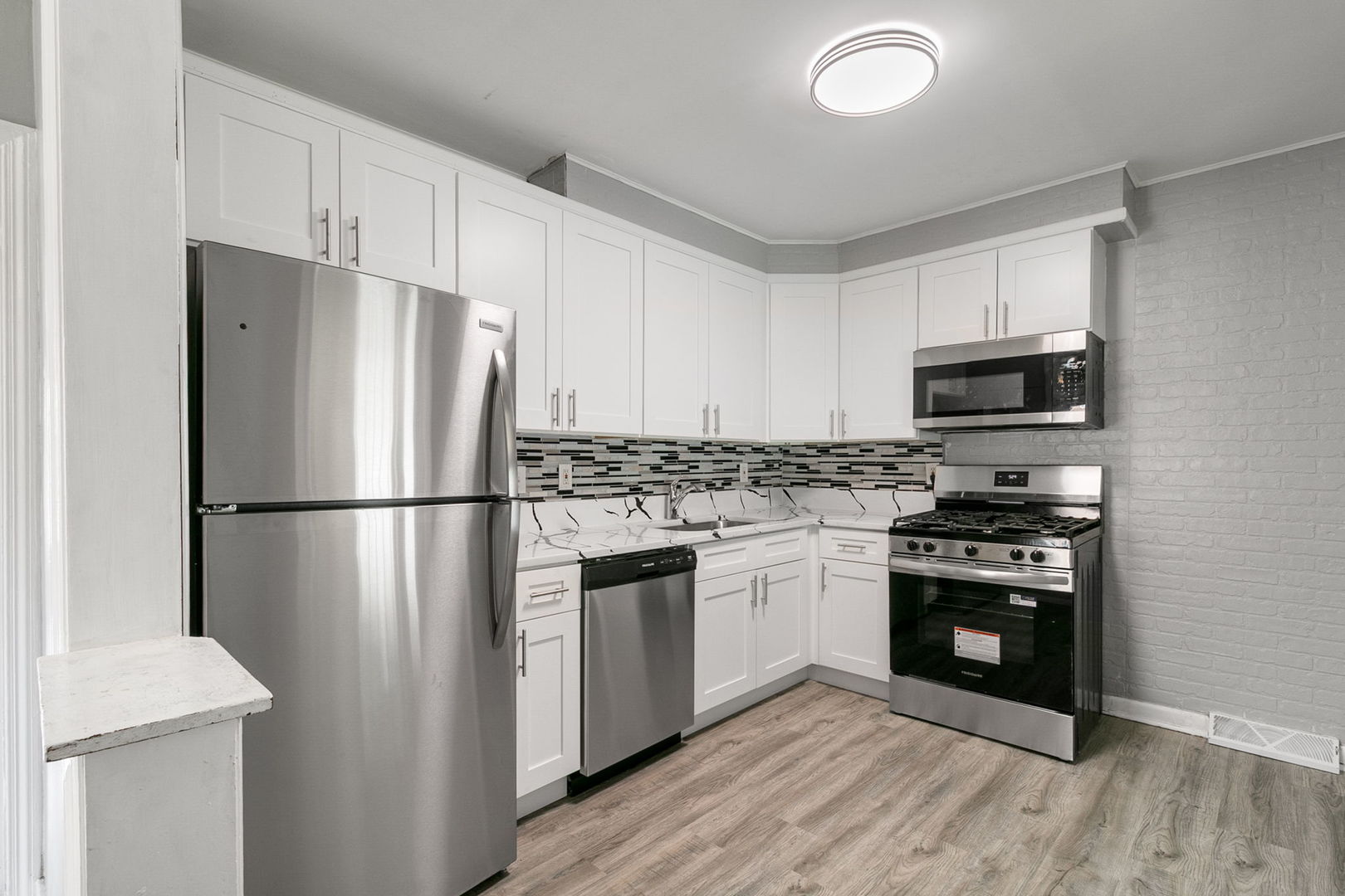 1532 State Line Road Calumet City, IL 60409 - Photo 7 of 15 a kitchen with a refrigerator stove and microwave
