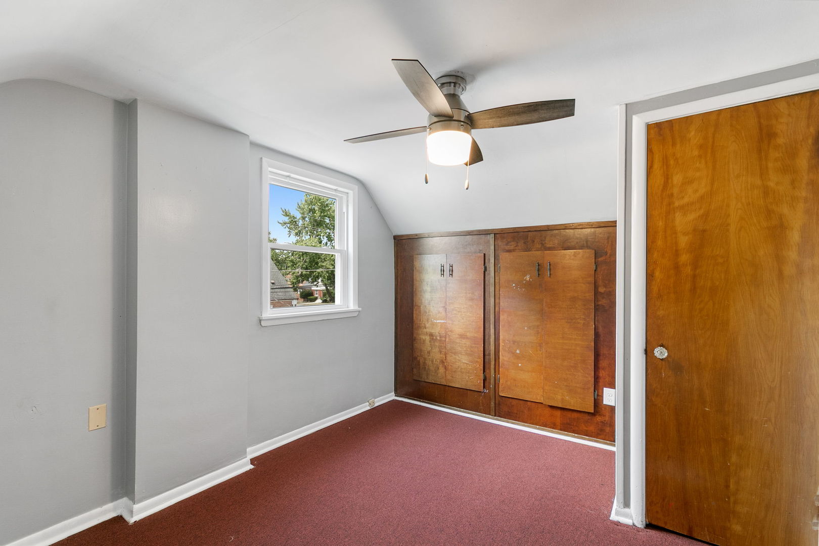 1532 State Line Road Calumet City, IL 60409 - Photo 8 of 15 an empty room with windows and closet