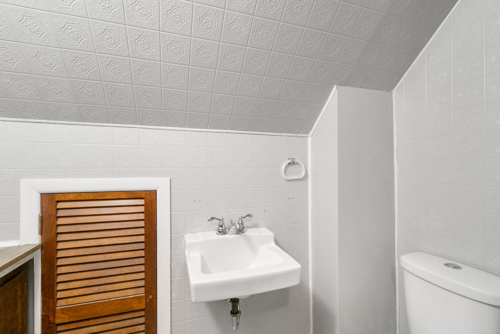 1532 State Line Road Calumet City, IL 60409 - Photo 9 of 15 a bathroom with a sink a toilet and mirror