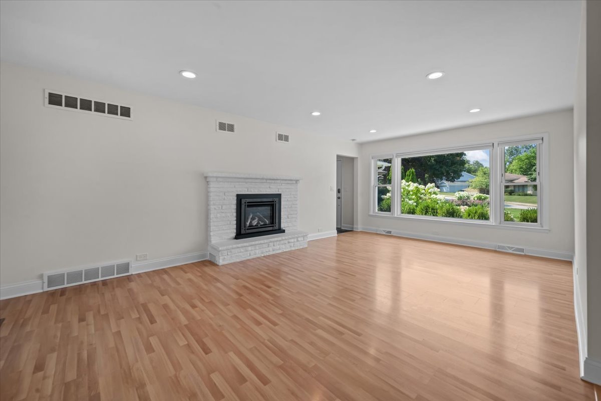 333 Warwick Road Deerfield, IL 60015 - Photo 8 of 22