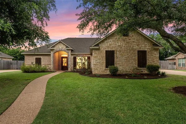 $385,000 | 513 Kings Row Drive, Woodway, TX 76712