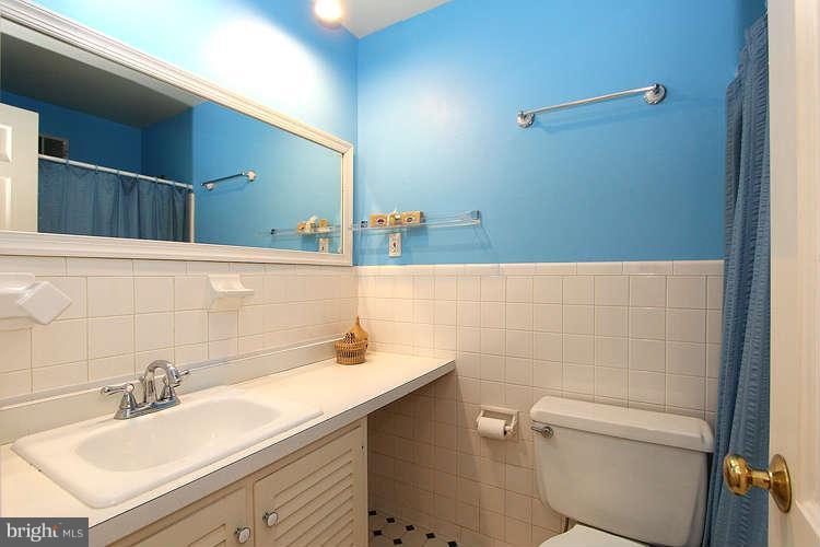 5541 Mohican Road Bethesda, MD 20816 - Photo 17 of 28 Full Upper Bath