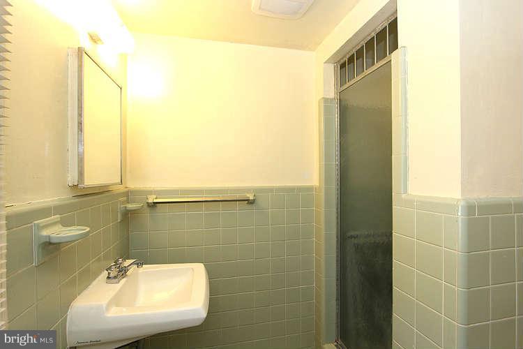 5541 Mohican Road Bethesda, MD 20816 - Photo 25 of 28 Apartment Full Bath