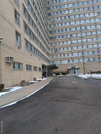 $100,000 | 8900 East Jefferson Avenue, Unit 725 & 726, Detroit, MI 48214