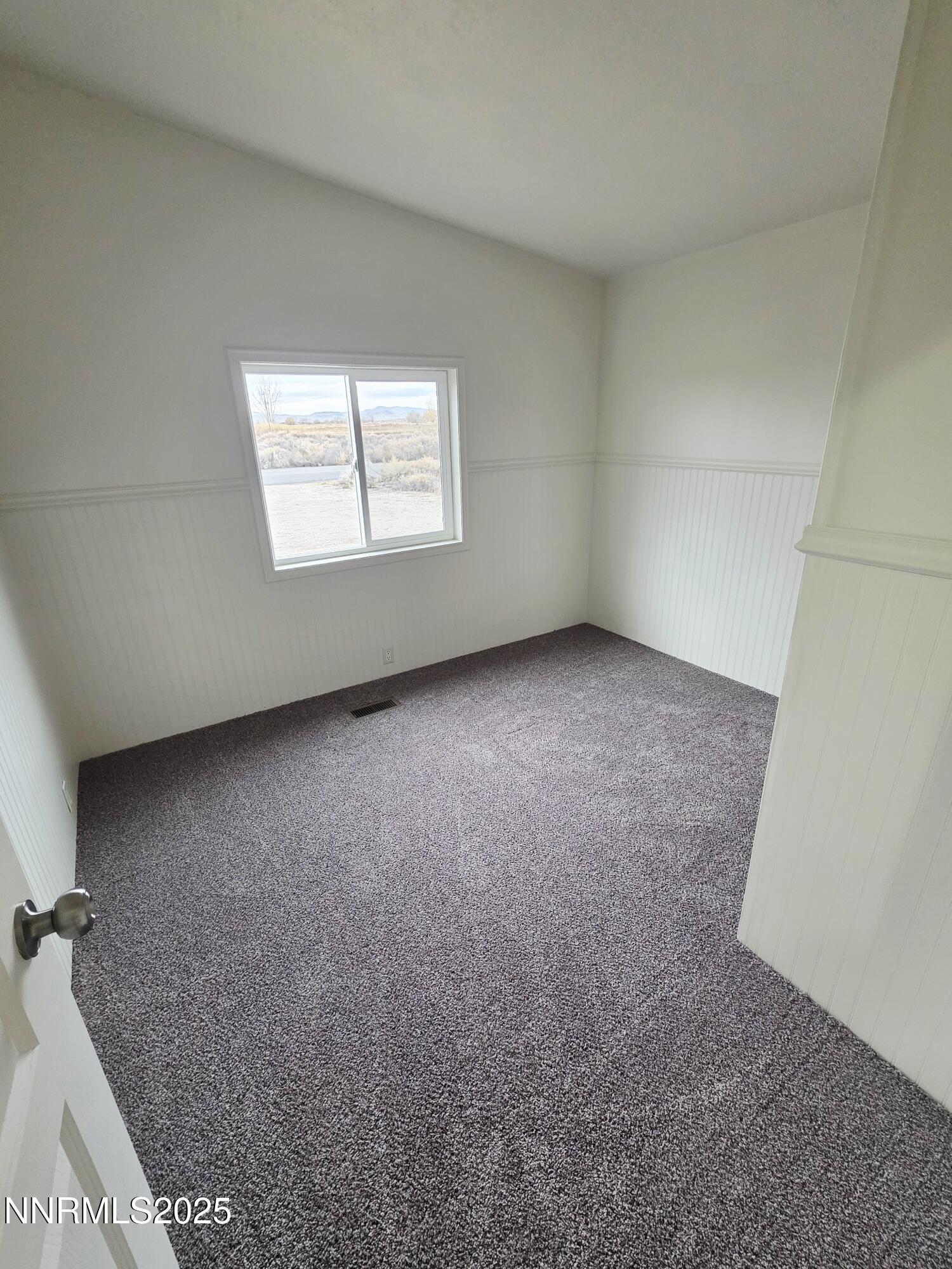 3146 Lone Tree Road Fallon, NV 89406 - Photo 17 of 23 an empty room with a window