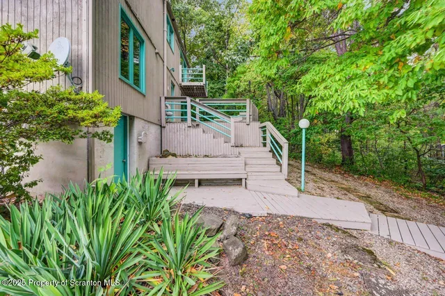 $340,000 | 162 Edgewood Drive East, Clarks Summit, PA 18411