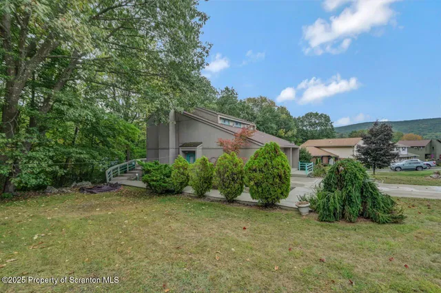 $340,000 | 162 Edgewood Drive East, Clarks Summit, PA 18411
